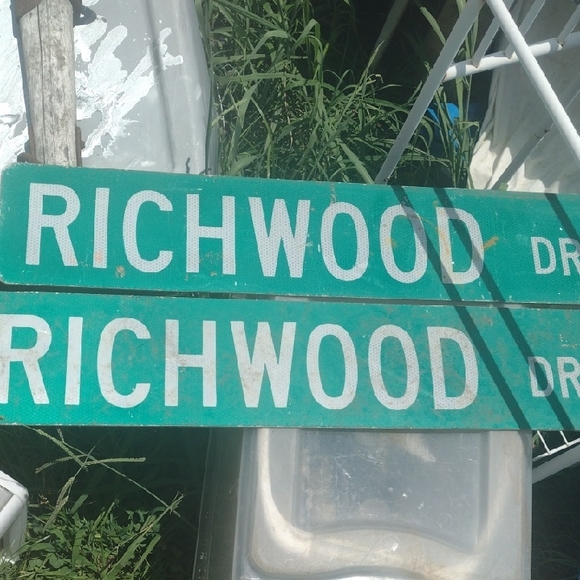 Richwood Drive Street Signs - Picture 1 of 2